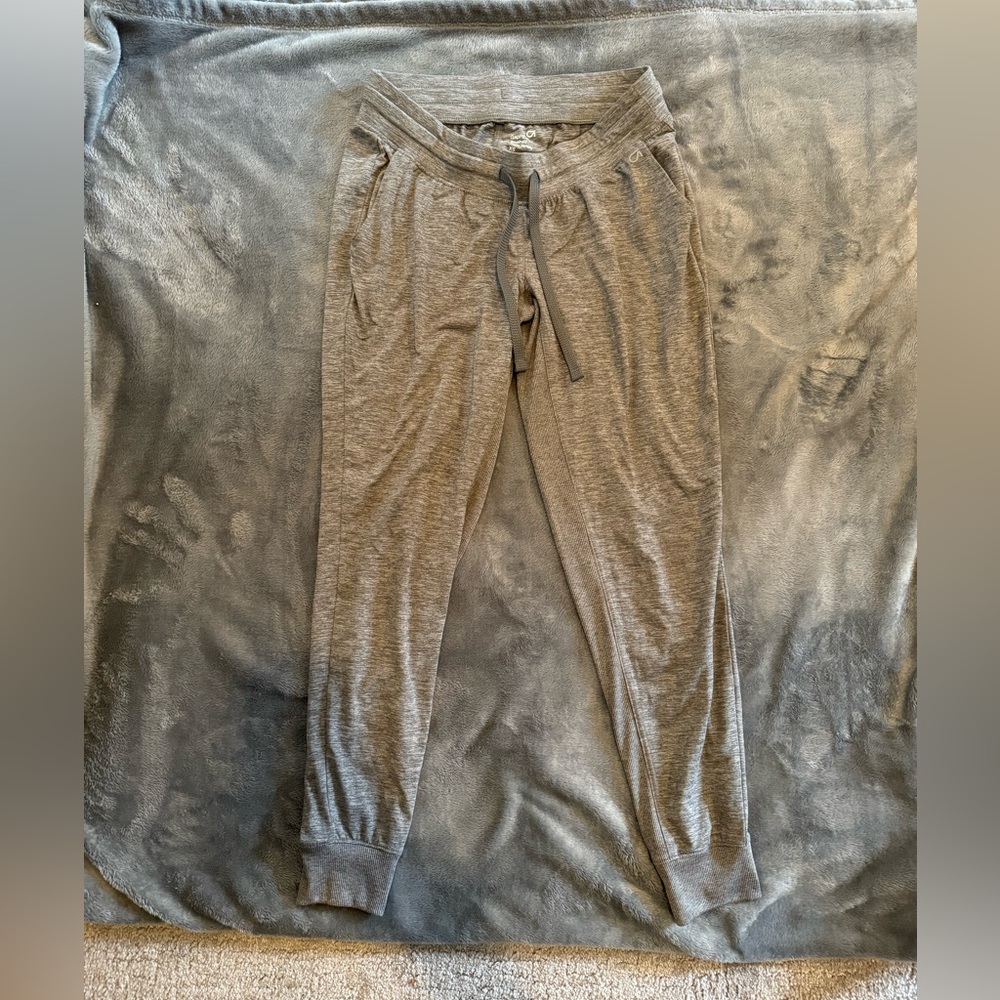 Gap Fit brushed tech jersey maternity jogger, gray Heather, size XS.